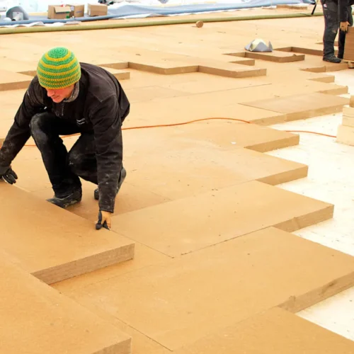 Dach płaski drewniany przekrój – jak wygląda budowa warstw i zasady prawidłowego wykonania?